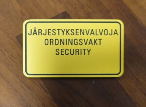 Järjestyksenvalvojan tunniste: Rintalaatta, muovi