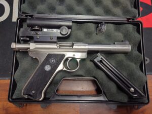 Ruger Mark 2 S/S .22lr retrolla Tascon punapisteellä ja kahdella lippaalla ja laukulla.