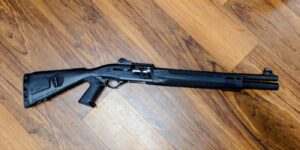Beretta 1301 tactical 12/76 Mesa tacticalin perällä ja m-lok etutukilla
