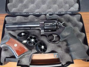 Ruger GP-100 .357 + Vortex punapiste