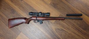 Toz 78-06 .22lr äänenvaimentimella ja kiikarilla